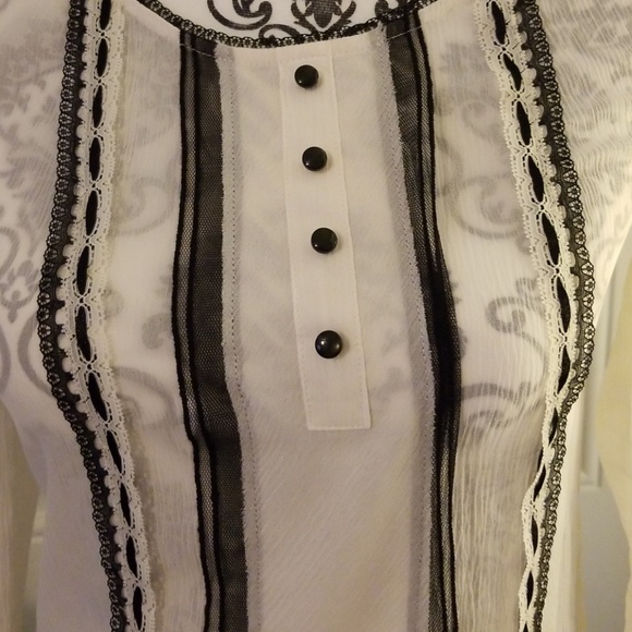 Beautiful white laced blouse - Picture 2 of 4